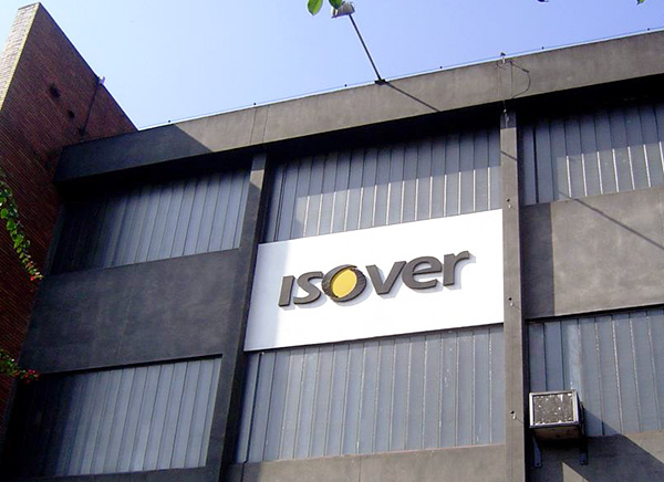 Imagem da fachada em letra caixa da empresa Isover com sede em Curitiba.
