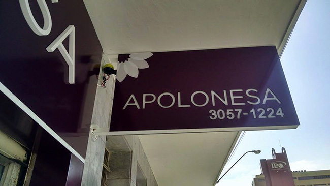 Placa lateral da loja Apolonesa